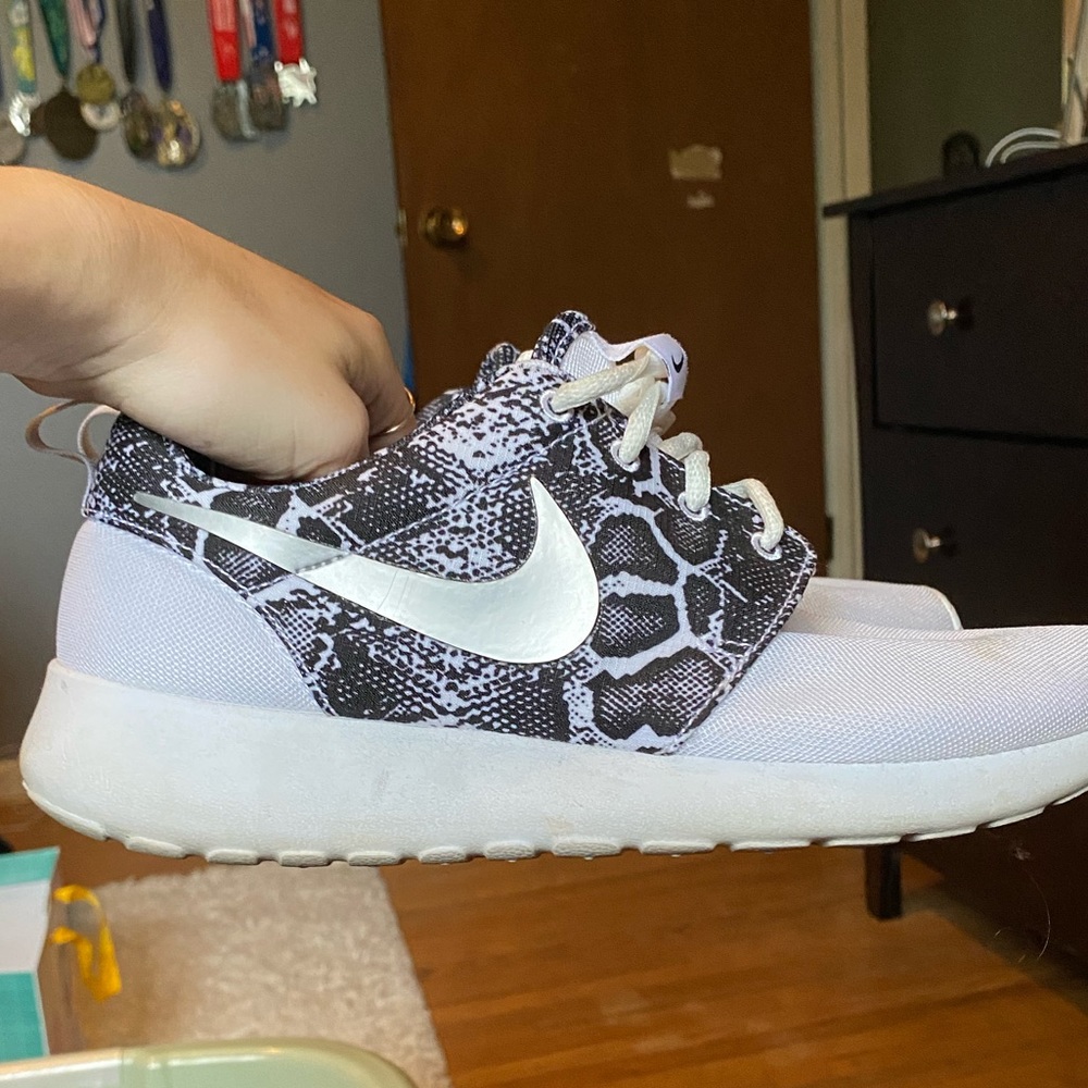 Nike roshe sneakers